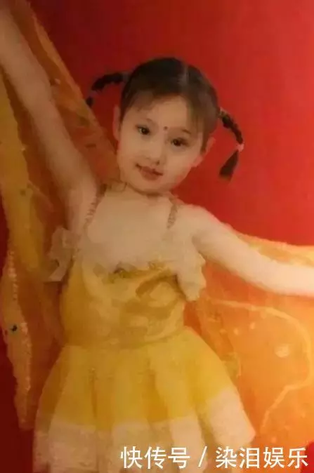 女明星年輕時的模樣:范冰冰13歲拍廣告,楊冪從小美到大,網友:看到昆淩我羨慕了!