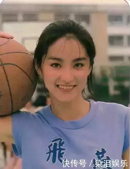 女明星年輕時的模樣:范冰冰13歲拍廣告,楊冪從小美到大,網友:看到昆淩我羨慕了!