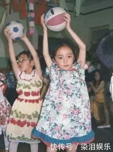 女明星年輕時的模樣:范冰冰13歲拍廣告,楊冪從小美到大,網友:看到昆淩我羨慕了!
