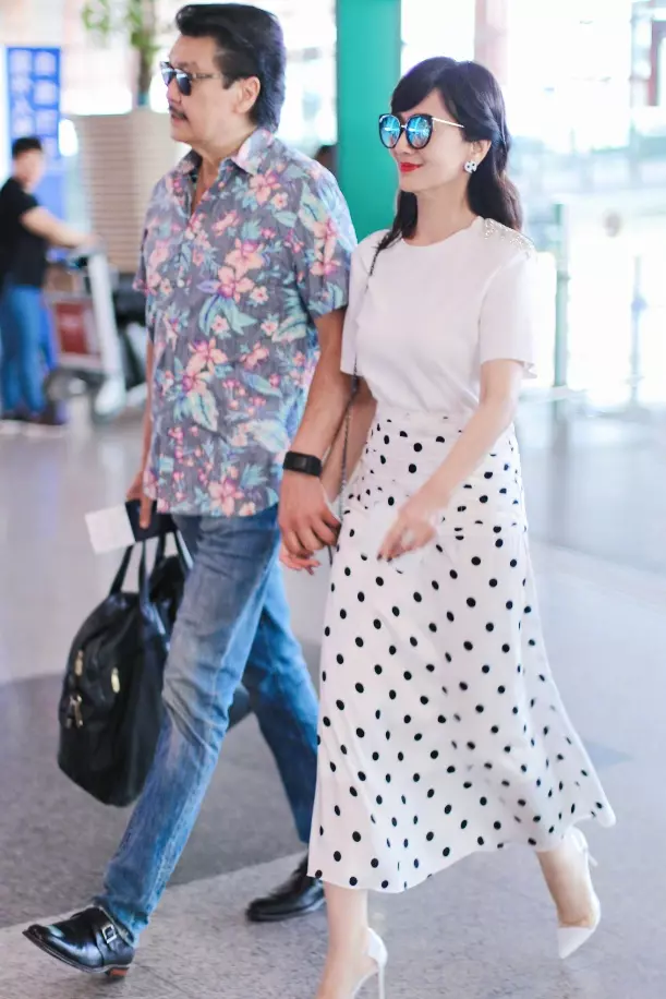 難怪趙雅芝老公那麼寵她,穿「芝麻裙」走機場,64歲依舊很美!
