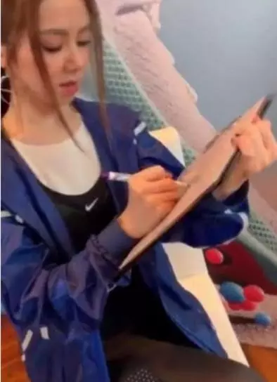 鄧紫棋減肥成功太自信!直接穿健美褲出門,看到這身材,網友炸鍋!