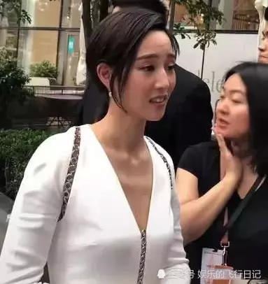 張鈞甯到底有多美?「路人街拍」與「精修圖」沒區別,嬌羞的表情讓人喜歡!