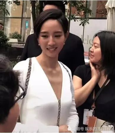 張鈞甯到底有多美?「路人街拍」與「精修圖」沒區別,嬌羞的表情讓人喜歡!