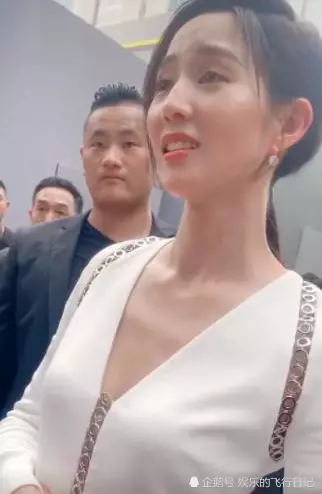 張鈞甯到底有多美?「路人街拍」與「精修圖」沒區別,嬌羞的表情讓人喜歡!