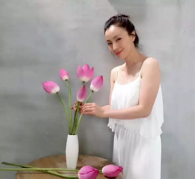 曾經貌美如花,後相夫教子被嘲「太邋遢」....如今優雅逆襲,驚艷眾人!