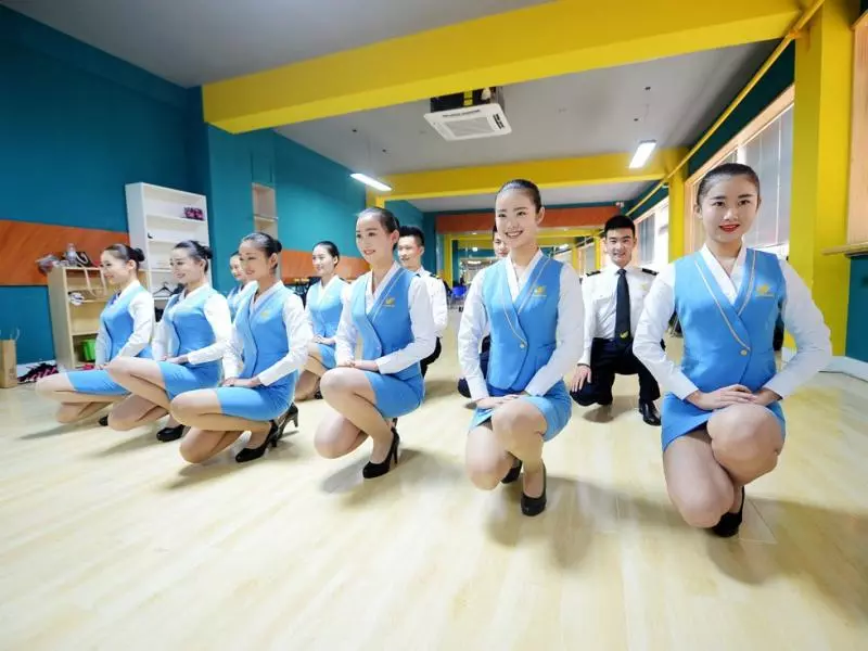 為何空姐需要經常彎腰,一年四季還要穿著短裙?