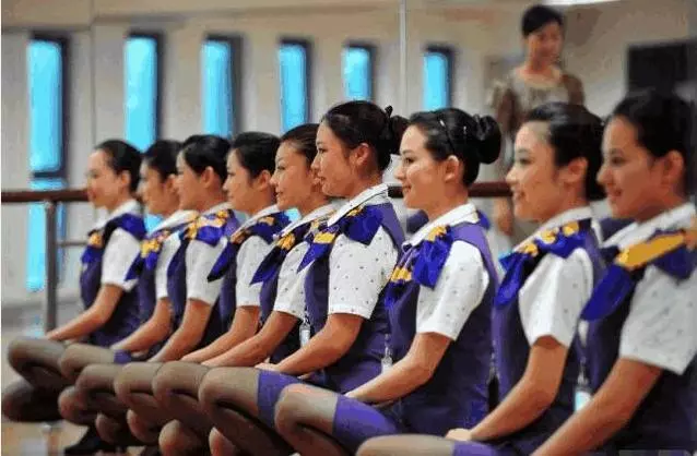 為何空姐需要經常彎腰,一年四季還要穿著短裙?