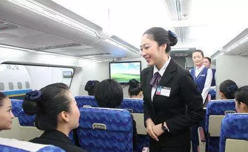 為何空姐需要經常彎腰,一年四季還要穿著短裙?