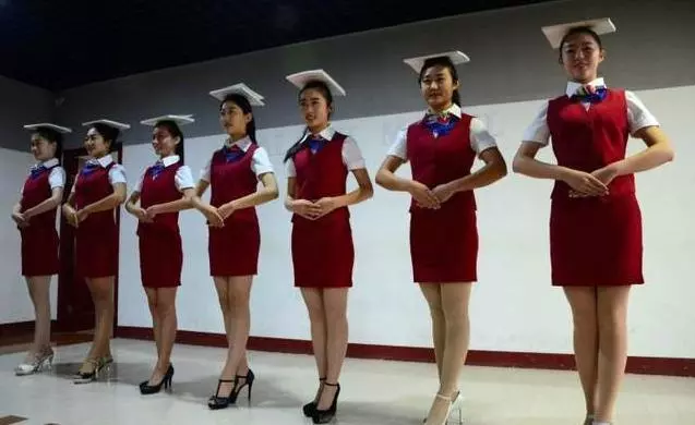 為何空姐需要經常彎腰,一年四季還要穿著短裙?