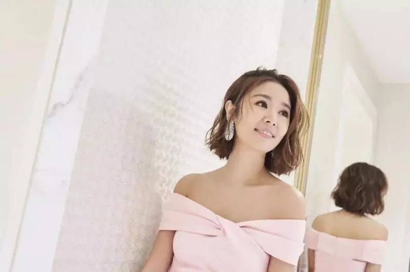 43歲林心如又美了,一身「粉色套裝」少女減齡,穿「喇叭褲」配玫紅涼鞋太吸睛!