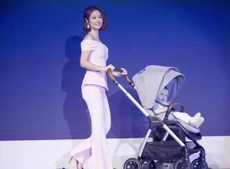 43歲林心如又美了,一身「粉色套裝」少女減齡,穿「喇叭褲」配玫紅涼鞋太吸睛!