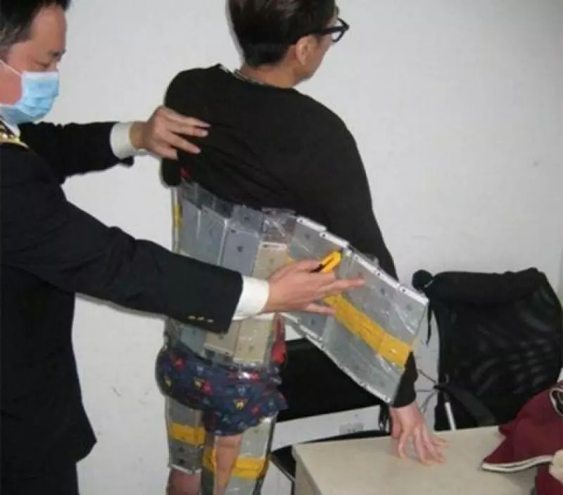 老外的奇葩走私方式 女子竟把手槍藏到了這裡 讓人看了當場噴血!