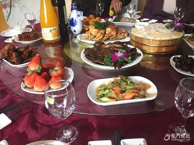 同事結婚男子隨了100份子錢,看到婚宴上的菜,瞬間傻眼了!