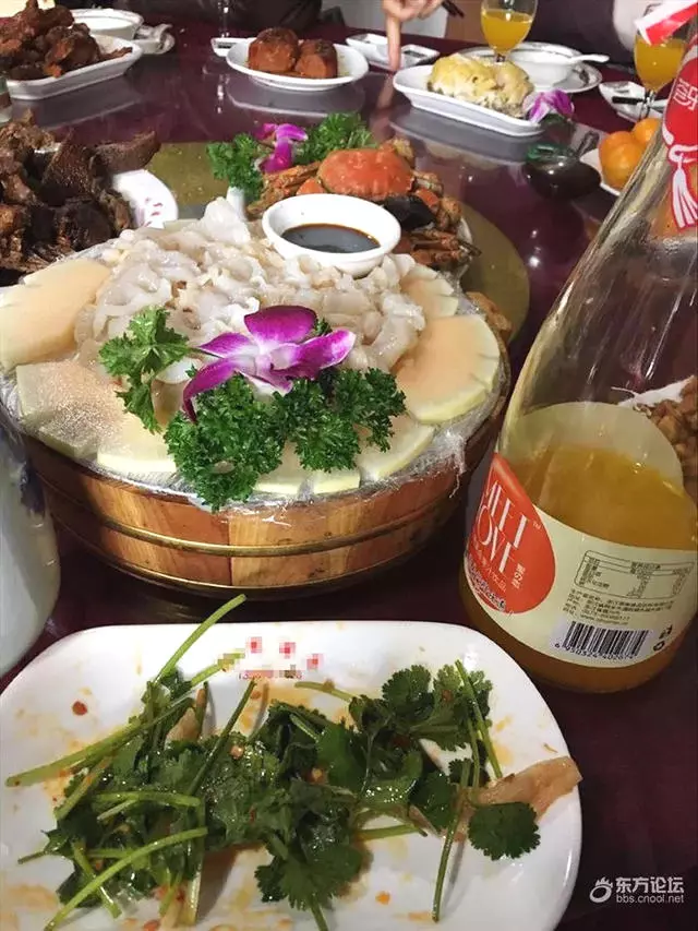 同事結婚男子隨了100份子錢,看到婚宴上的菜,瞬間傻眼了!