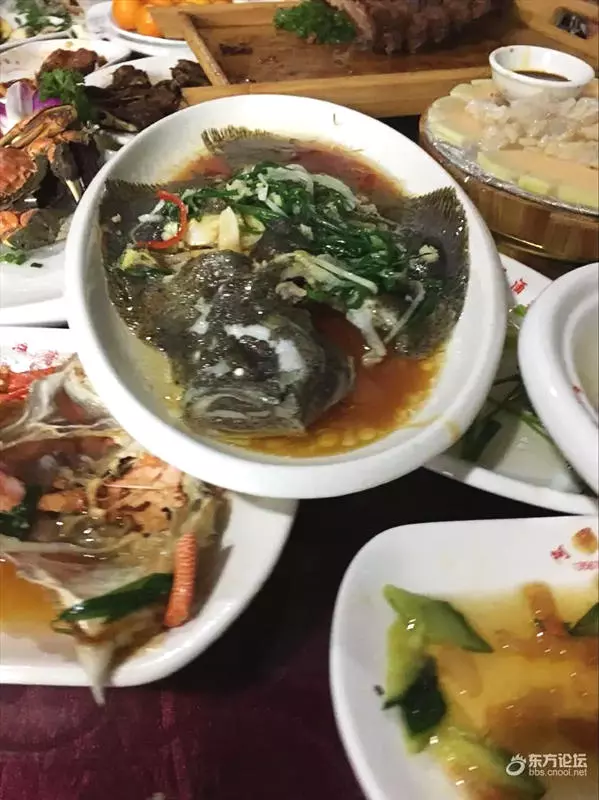 同事結婚男子隨了100份子錢,看到婚宴上的菜,瞬間傻眼了!