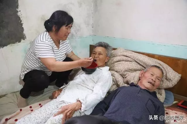 久病床前有孝媳!她照顧臥病公婆「6年沒出遠門」,婆婆便祕「5天用手摳一次」從無怨言~~