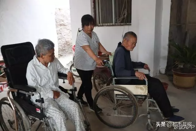 久病床前有孝媳!她照顧臥病公婆「6年沒出遠門」,婆婆便祕「5天用手摳一次」從無怨言~~