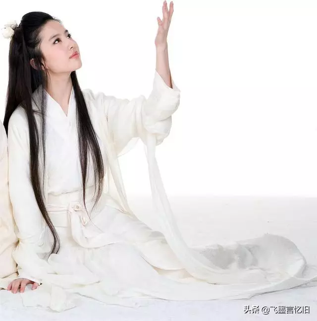 終於知道劉亦菲為何「愛留黑頭髮」了,看完她的「黃頭髮」,驚艷與大眾的區別!