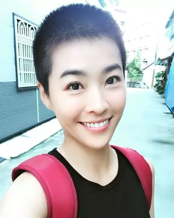 單身1年!小嫻突然「又剪短頭髮」散發女人味,深夜悄悄「宣布新身份」:好興奮哦~