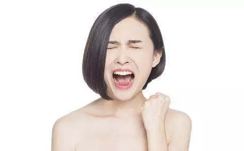 前夫接我陪孩子過年,吃飯時兒子問我一個問題,我直接摔門出去!