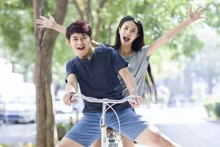 前男友不在後我結婚,銀行卡突然多五十萬,我笑著說離婚!