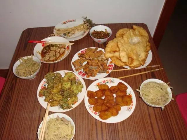 女兒懷孕我去探望,進門看到餐桌上的飯菜,我淚流不止!
