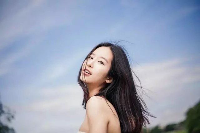 農村母親來送年貨,婆婆回贈一箱蘋果,回去打開後母親老淚縱橫!