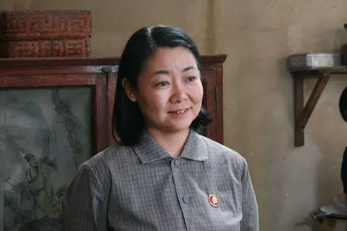 農村母親來送年貨,婆婆回贈一箱蘋果,回去打開後母親老淚縱橫!