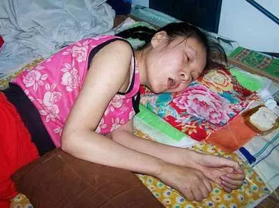 女兒不顧我們反對遠嫁後音信全無,我們前去尋找,我送女婿三十萬