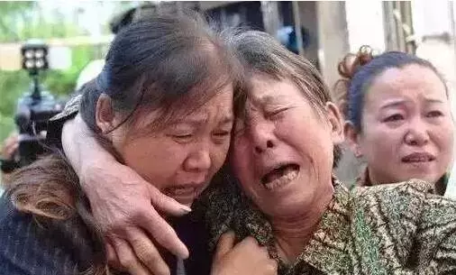 女兒不顧我們反對遠嫁後音信全無,我們前去尋找,我送女婿三十萬