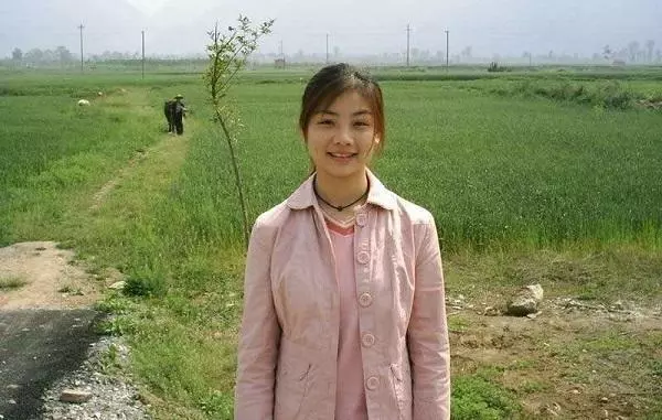 和前夫離婚後帶著女兒再婚,三年后街上偶遇,我哭成淚人!