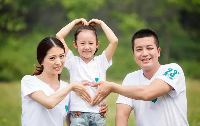 和前夫離婚後帶著女兒再婚,三年后街上偶遇,我哭成淚人!