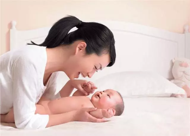 剛生兒子就被婆家人丟在醫院不管,回家後我打開房門,淚如雨下!