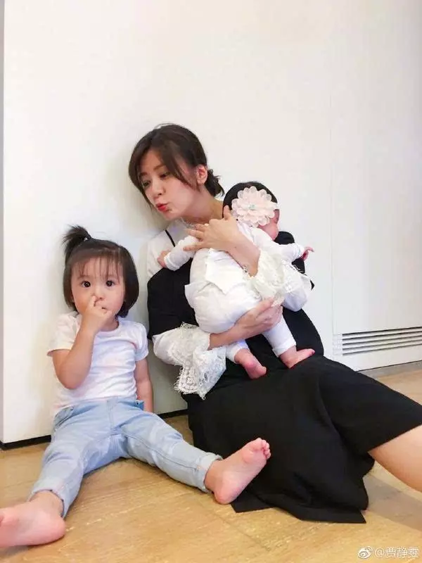 賈靜雯曬女兒的合照,眼尖的網友卻從鏡子裡發現了個秘密!
