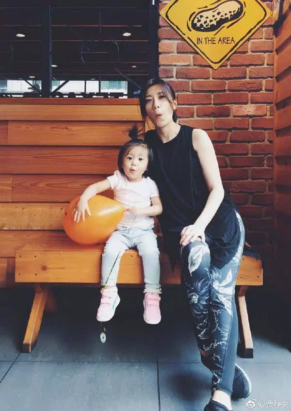 賈靜雯曬女兒的合照,眼尖的網友卻從鏡子裡發現了個秘密!