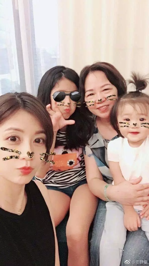 賈靜雯曬女兒的合照,眼尖的網友卻從鏡子裡發現了個秘密!