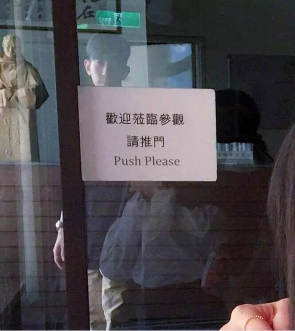 賈靜雯曬女兒的合照,眼尖的網友卻從鏡子裡發現了個秘密!