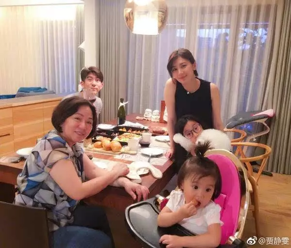 賈靜雯曬女兒的合照,眼尖的網友卻從鏡子裡發現了個秘密!