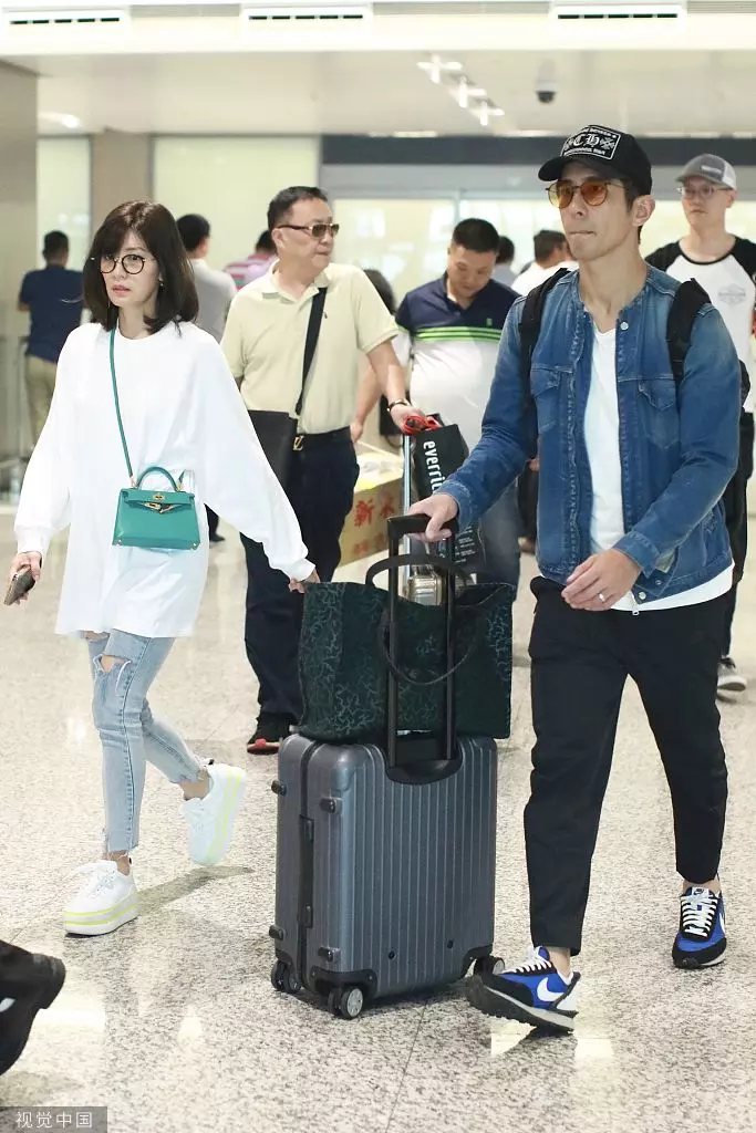 機場捕獲野生夫妻檔!賈靜雯戴黑框「激似學生妹」超減齡 和修傑楷「親密互動」網:嫁給愛情的樣子