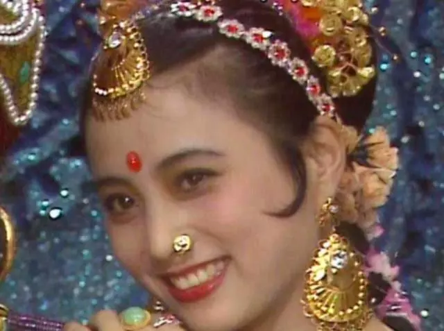 甜美歌後「再嫁猶太富豪」不到7年就離婚 今56歲風韻猶存「17歲混血帥兒」繼承高顏質
