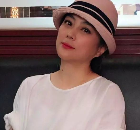 甜美歌後「再嫁猶太富豪」不到7年就離婚 今56歲風韻猶存「17歲混血帥兒」繼承高顏質