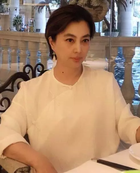甜美歌後「再嫁猶太富豪」不到7年就離婚 今56歲風韻猶存「17歲混血帥兒」繼承高顏質
