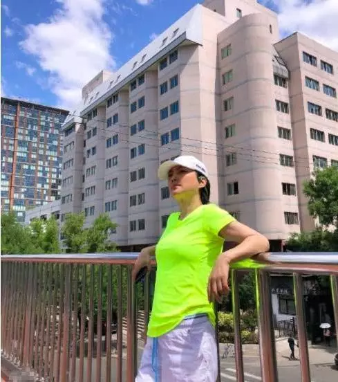 甜美歌後「再嫁猶太富豪」不到7年就離婚 今56歲風韻猶存「17歲混血帥兒」繼承高顏質
