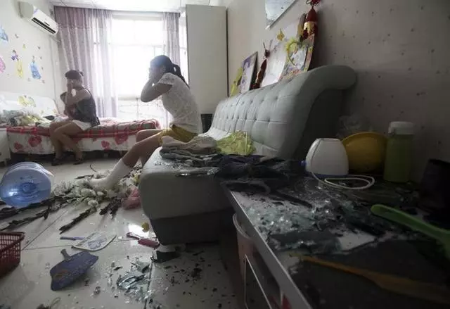 與老公結婚我陪嫁房車,農村婆婆住進我家後,我怒把家砸了!