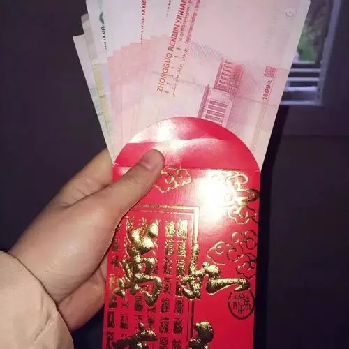 前妻嫁窮小子我送大紅包嘲笑,突然手機螢幕一亮,我泣不成聲!