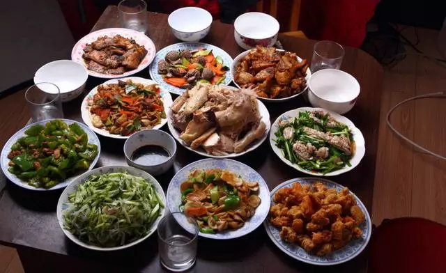 婚後和老公回公婆家過年,年夜飯時嫂子說一話,我立馬放碗走人!