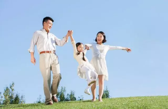 回農村過年給公婆兩千塊錢,看到婆婆給女兒的紅包,我紅了眼眶!