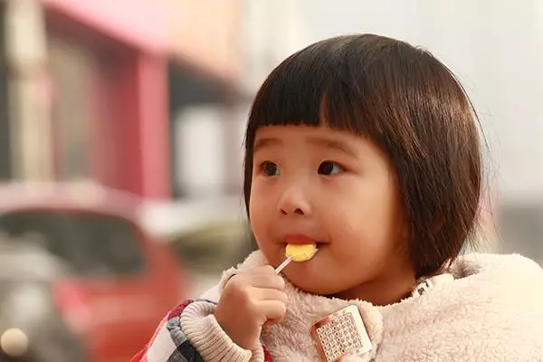 回農村過年給公婆兩千塊錢,看到婆婆給女兒的紅包,我紅了眼眶!