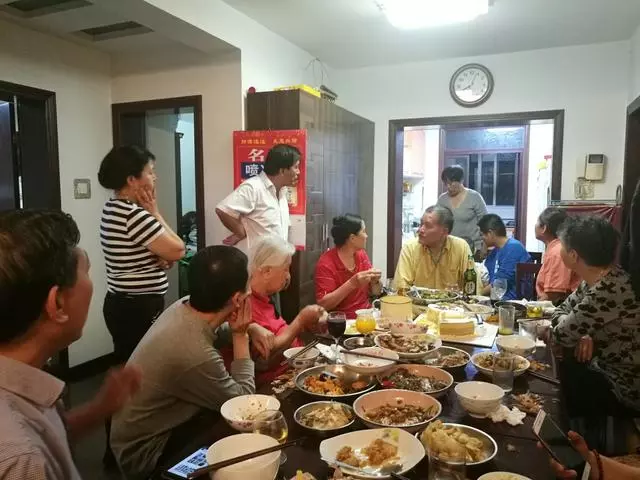 給岳母慶祝生日,臨走岳母遞給我一袋垃圾,下決心再不來往!