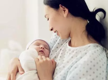 小姑子生孩子回娘家坐月子,看見茶几上一張紙,我憤怒砸了家!
